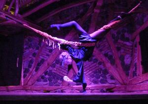 Judith_Haengematte_2_Kroenum_Theater_zum_Essen_Kulturinsel_Einsiedel_02