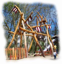 Koeln_Zoo_Spielplatz_8_2013_Kuenstlerische_Holzgestaltung_Kulturinsel_Einsiedel