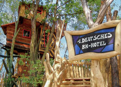 Abenteuer-Freizeitpark Kulturinsel Einsiedel Baumhaus-Hotel Holzgestaltung Bergmann erstes deutsches Baumhaushotel