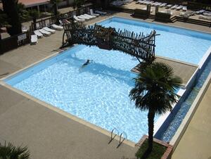 Thematische Poolbrücke aus Holz Fumades