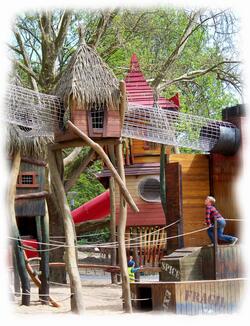 Koeln_Zoo_Spielplatz_6_2013_Kuenstlerische_Holzgestaltung_Kulturinsel_Einsiedel