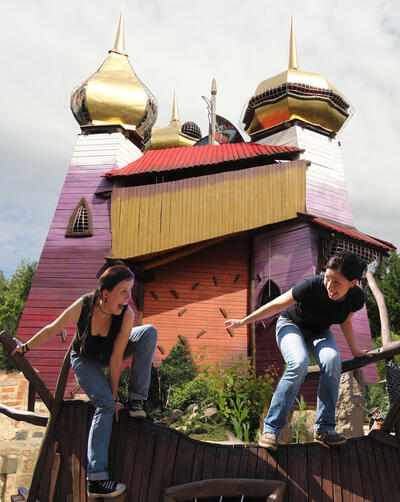 Gruengeringelter_Abenteuerfreizeitpark_vor_Zauberschloss_normal_gross