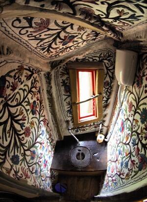 Mit slawischer Wand-Deko verziertes Bad in Judkas Baumhaus-Hotel. Erlebnisübernachtung für 4 Personen.