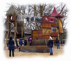 Koeln_Zoo_Spielplatz_9_2013_Kuenstlerische_Holzgestaltung_Kulturinsel_Einsiedel