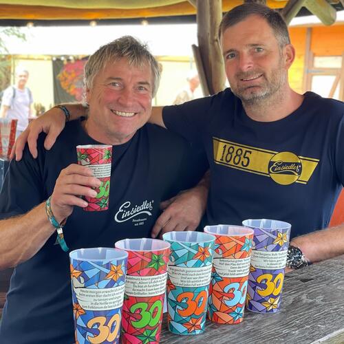 5 verschiedene "Bier-An-Den-Gürtel-Anbring-Becher" gefüllt aus unserer Quelle der Einsiedler Brauerei.

Es fließt...
