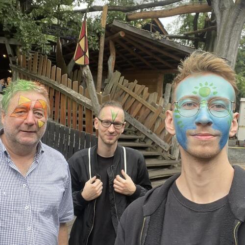 Die echten Turiseder sind wieder erkennbar.
Wenn ihr während des Festivals Hilfe braucht, wendet euch an sie.